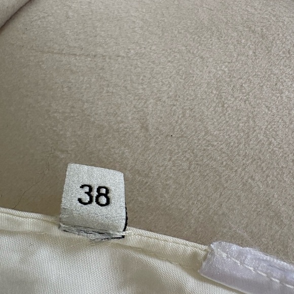 Authentic Gucci off-white with black trim blouse size Euro 38. - Picture 10 of 10